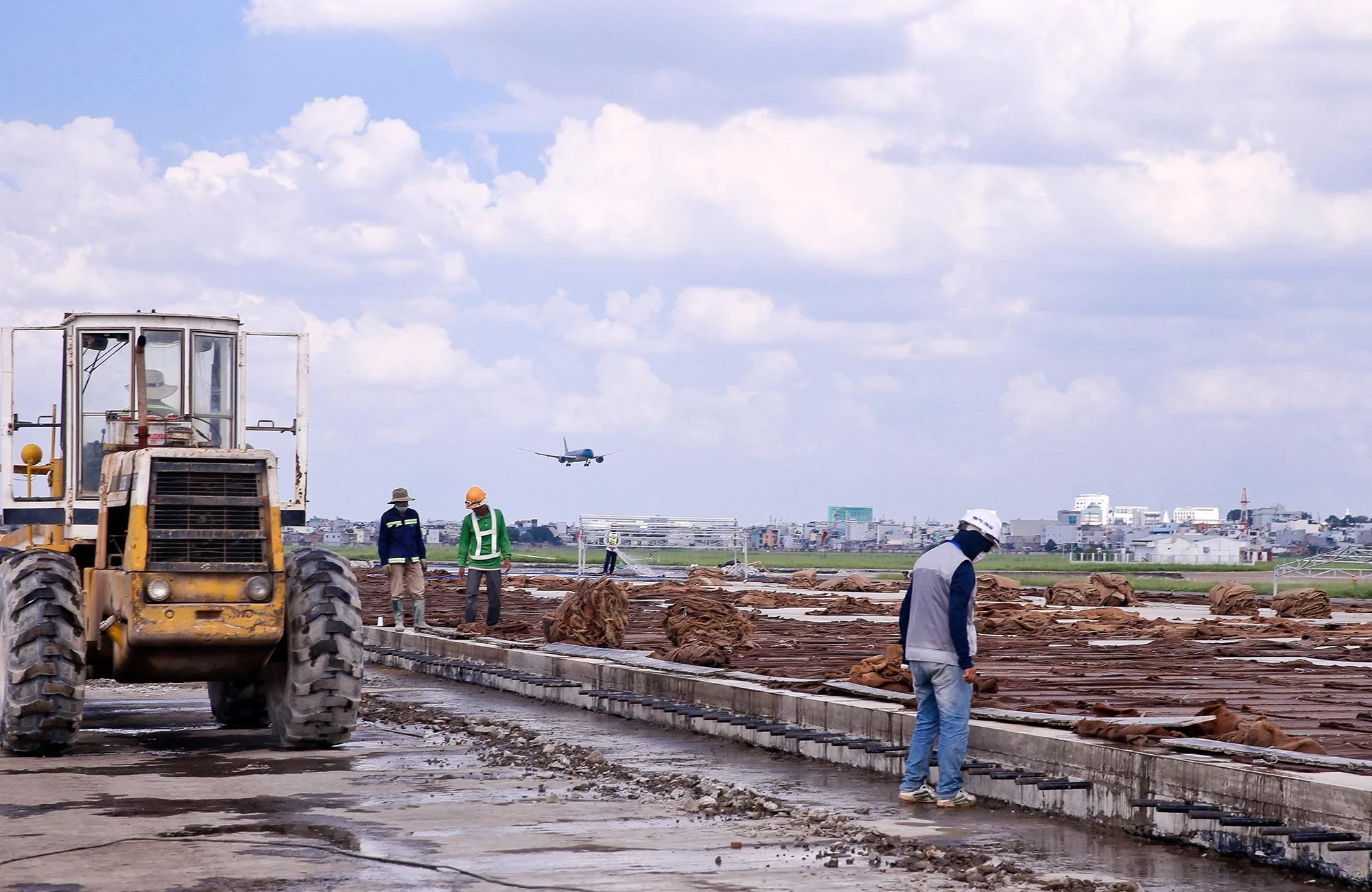 sua chua duong bang Noi Bai,  Tan Son Nhat anh 1