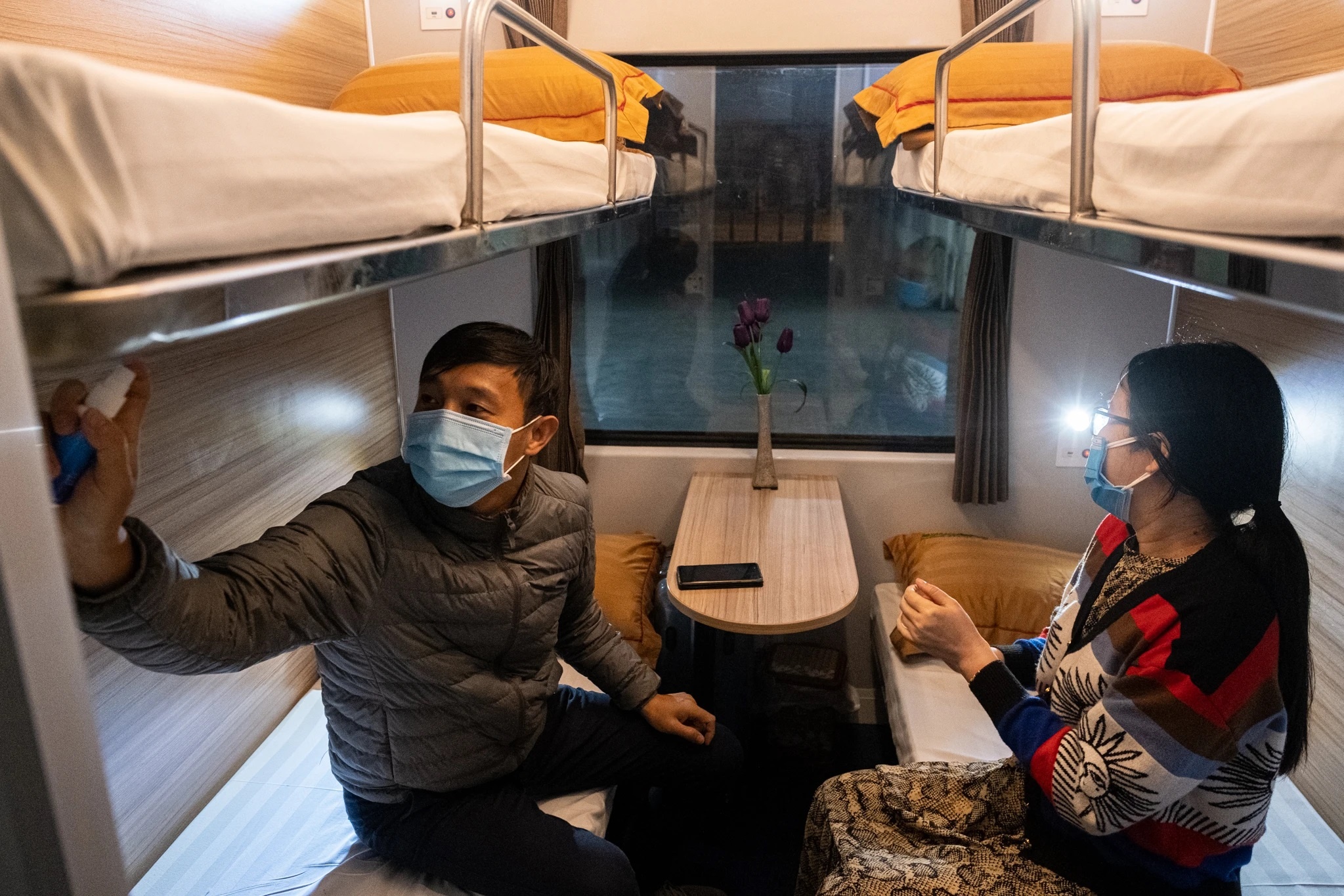 Nhieu hanh khach mua ca khoang, toa tau de phong ngua Covid-19 hinh anh