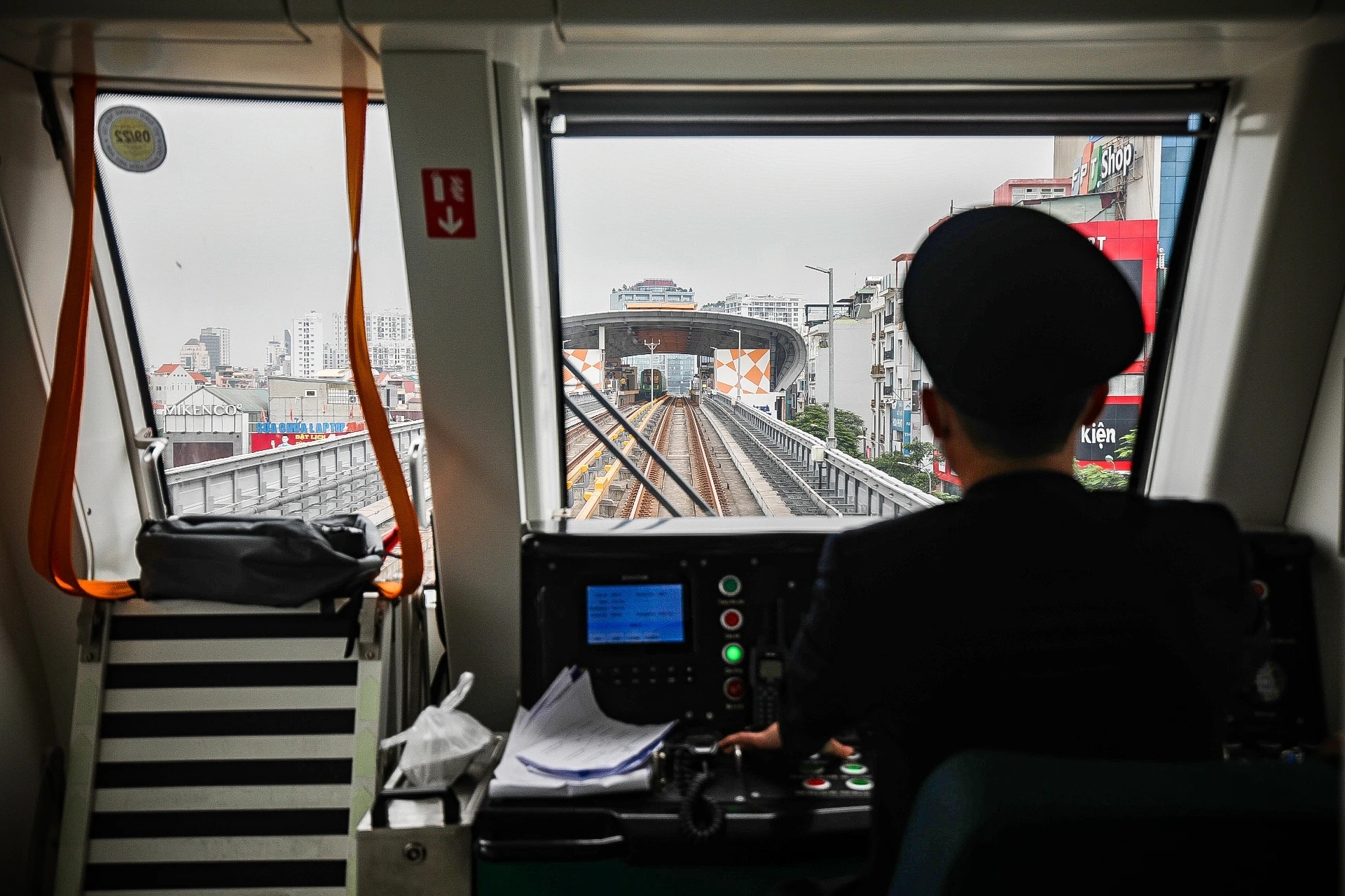 CSGT kiem tra tau Cat Linh - Ha Dong anh 2