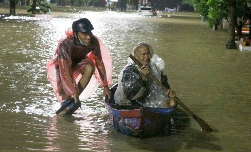 Mua lu chia cat nhieu tuyen quoc lo, duong tinh o Nam Trung Bo hinh anh