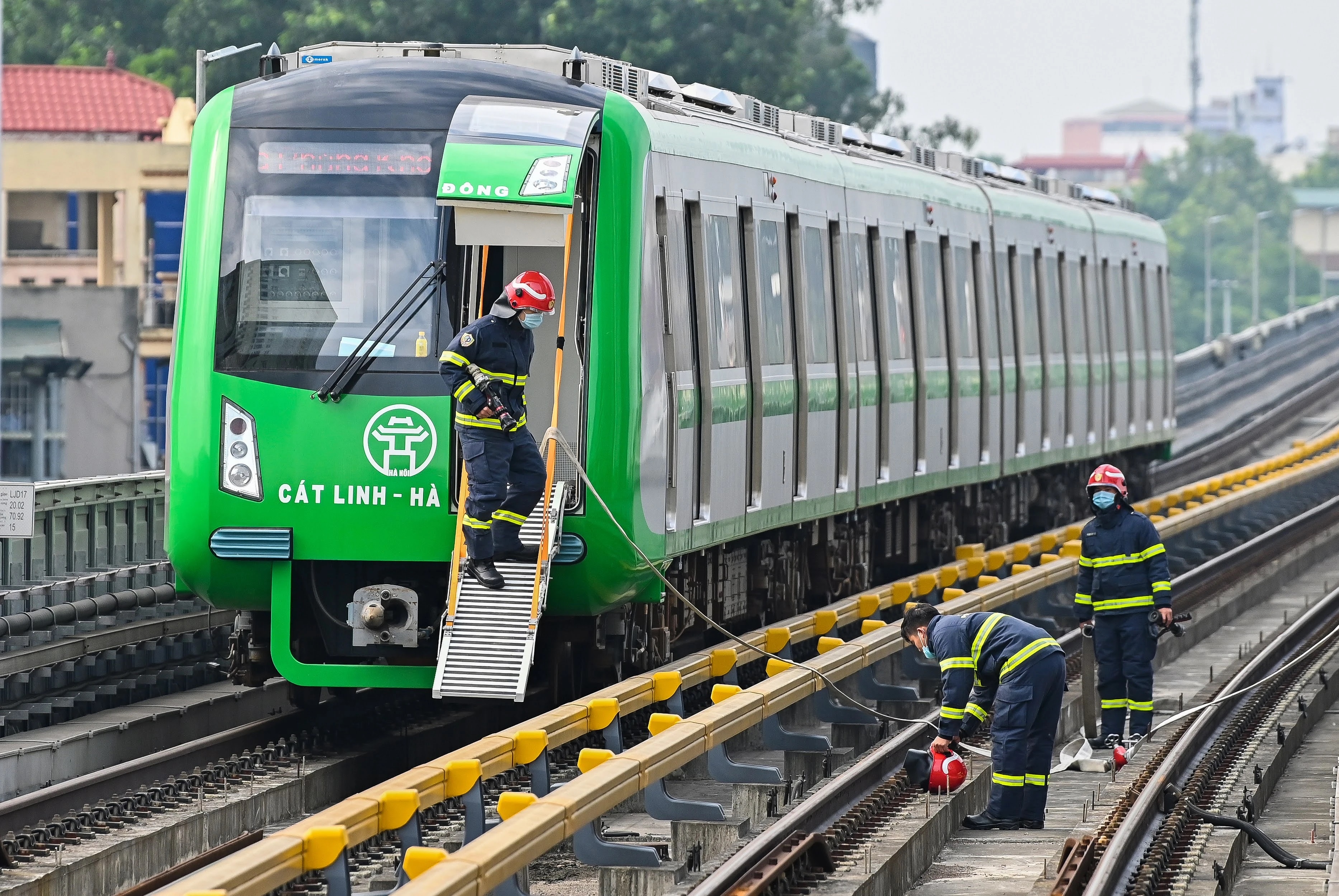 Lanh dao Hanoi Metro: Se con nhieu lan dien tap tren tau dien Cat Linh hinh anh