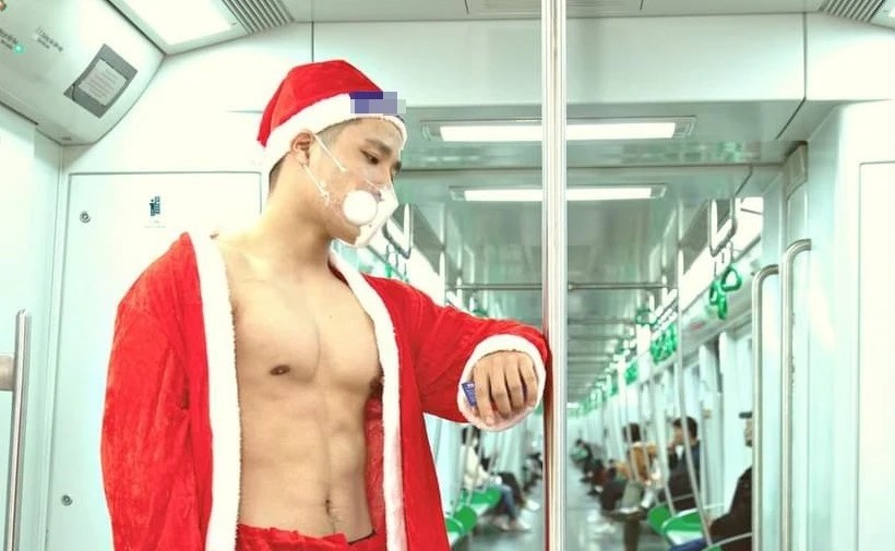 Coi tran tren tau Cat Linh - Ha Dong de quang cao san pham hinh anh