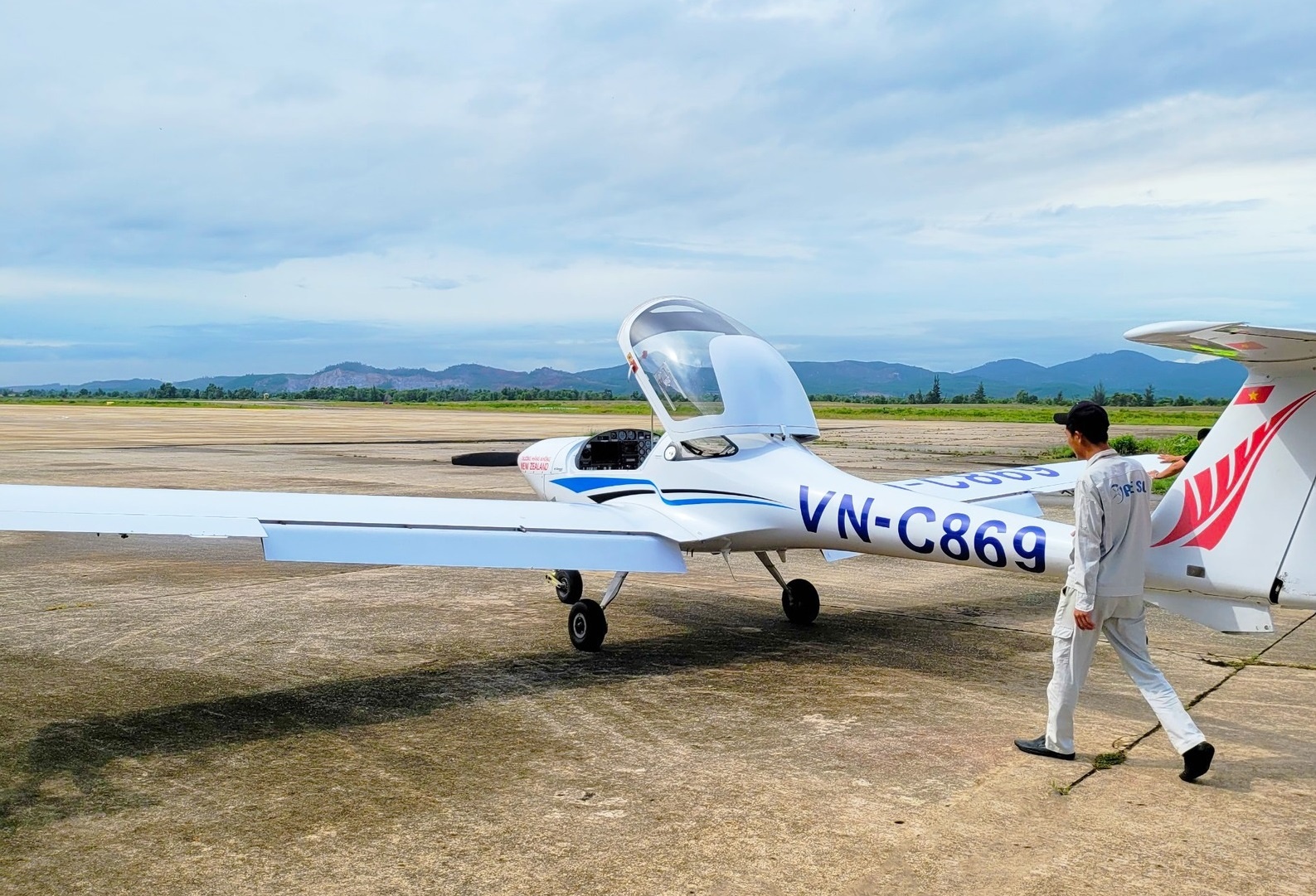 may bay huan luyen gap tai nan anh 1