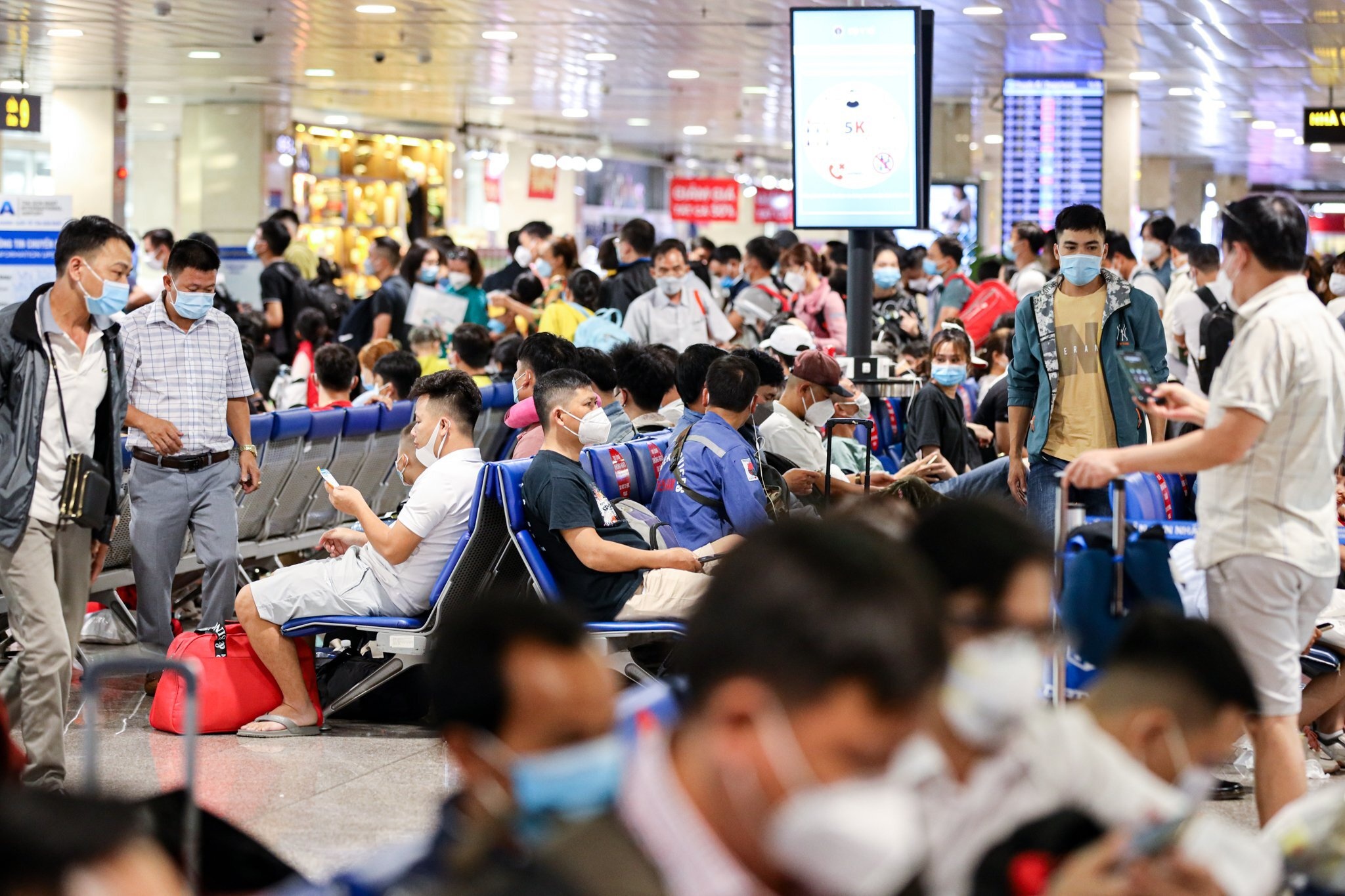 Tang chuyen dem de giam un tac o san bay Tan Son Nhat hinh anh