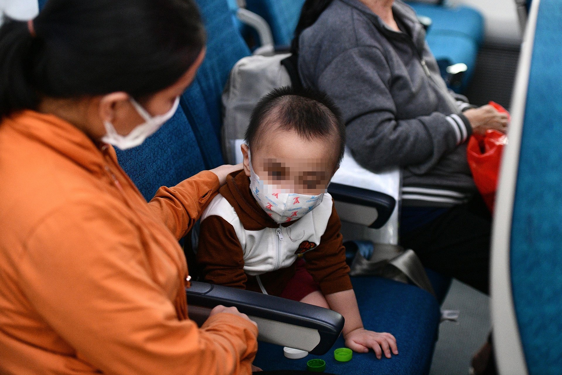 xet nghiem tre em di may bay anh 1