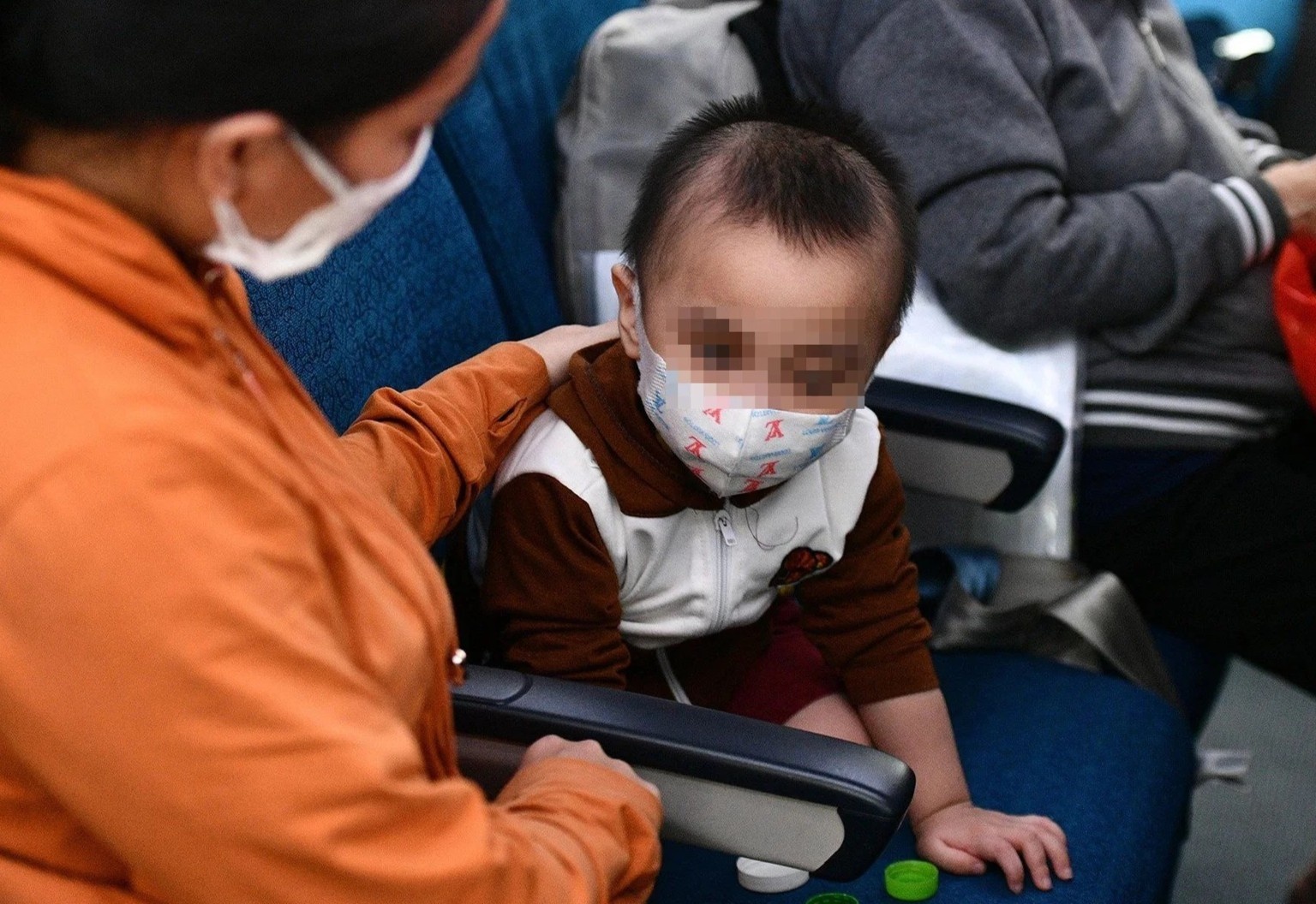 Bo GTVT de nghi xem xet viec xet nghiem nCoV voi tre em di may bay hinh anh