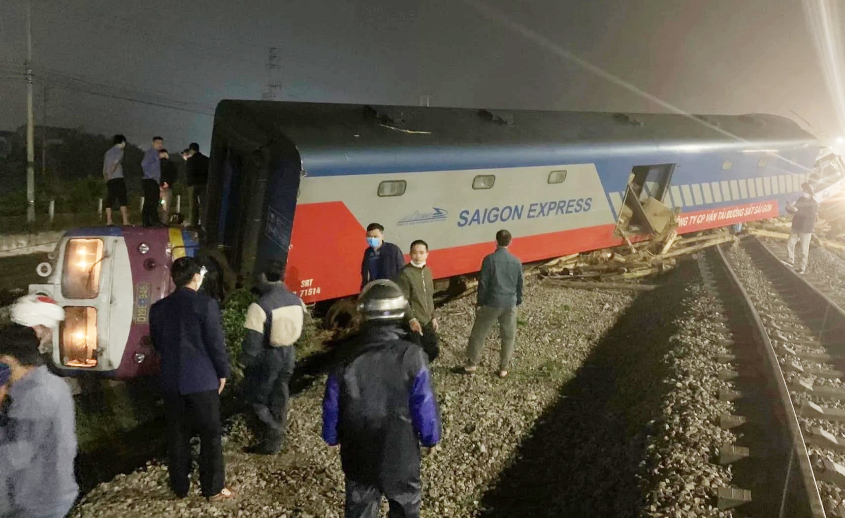 Tau Bac - Nam lat ngang vi va phai xe tai hinh anh