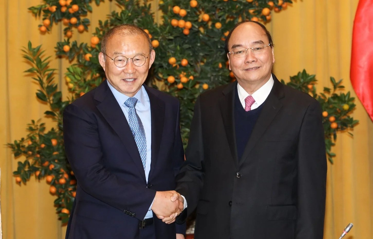 Chu tich nuoc bieu duong hai HLV Park Hang-seo va Mai Duc Chung hinh anh