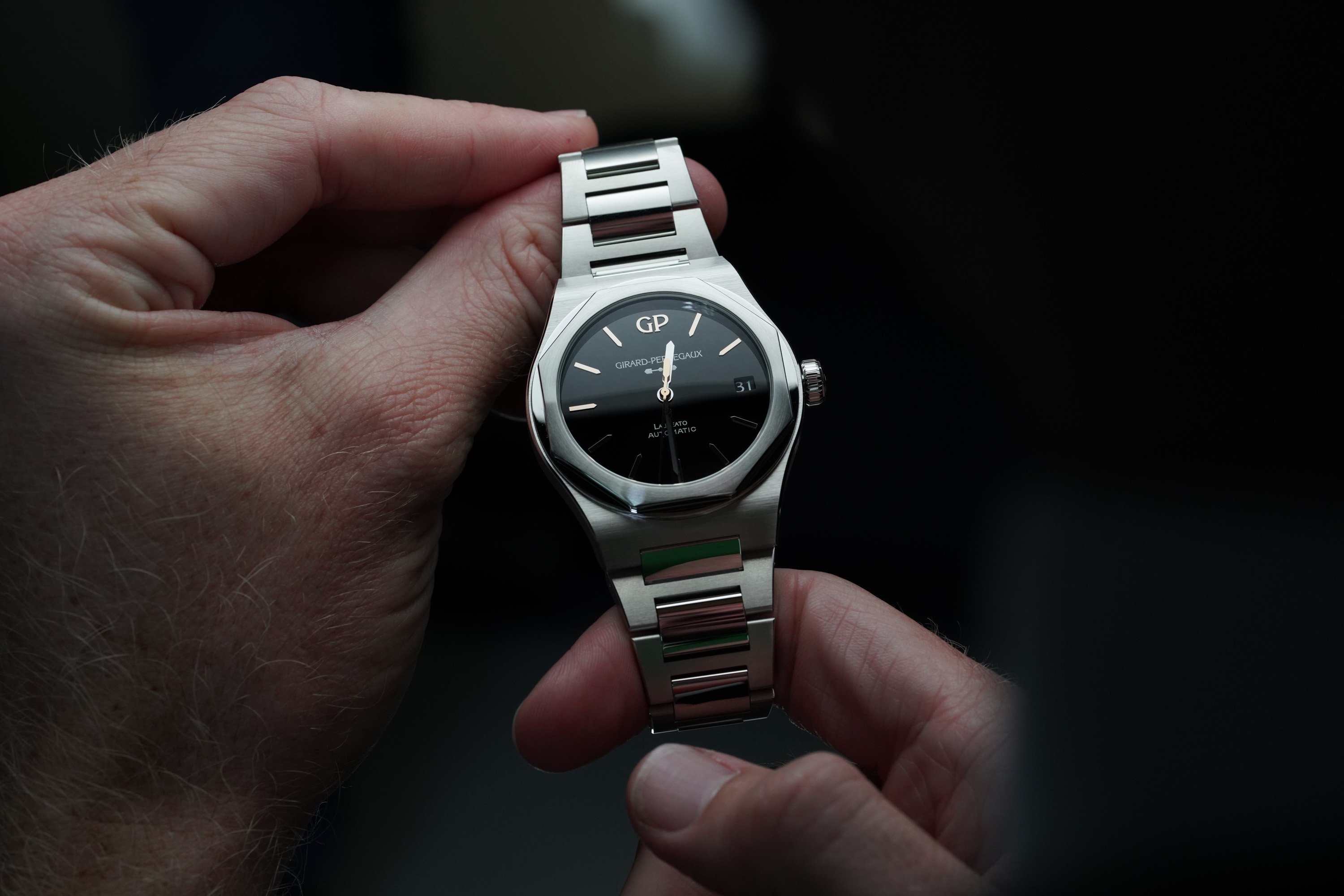 'Cam nham' dong ho cua nguoi khac tai cua an ninh san bay hinh anh