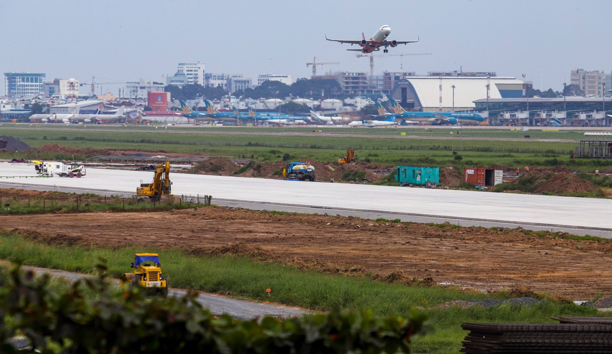 Thi cong 3 ca de som hoan tra duong bang Tan Son Nhat hinh anh