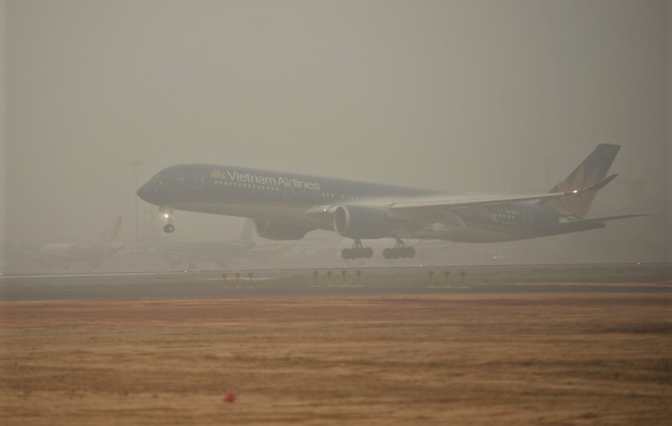 san bay Noi Bai thoi tiet xau anh 1
