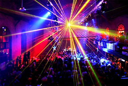 Cac tinh duoc tu quyet viec mo lai karaoke, vu truong hinh anh