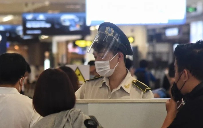 Phat hien hanh khach trom dien thoai qua camera tai san bay hinh anh