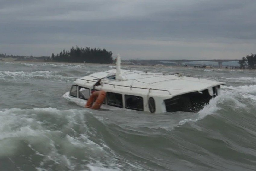 Ra soat do an toan cua cano mui kin sau tham nan o bien Cua Dai hinh anh