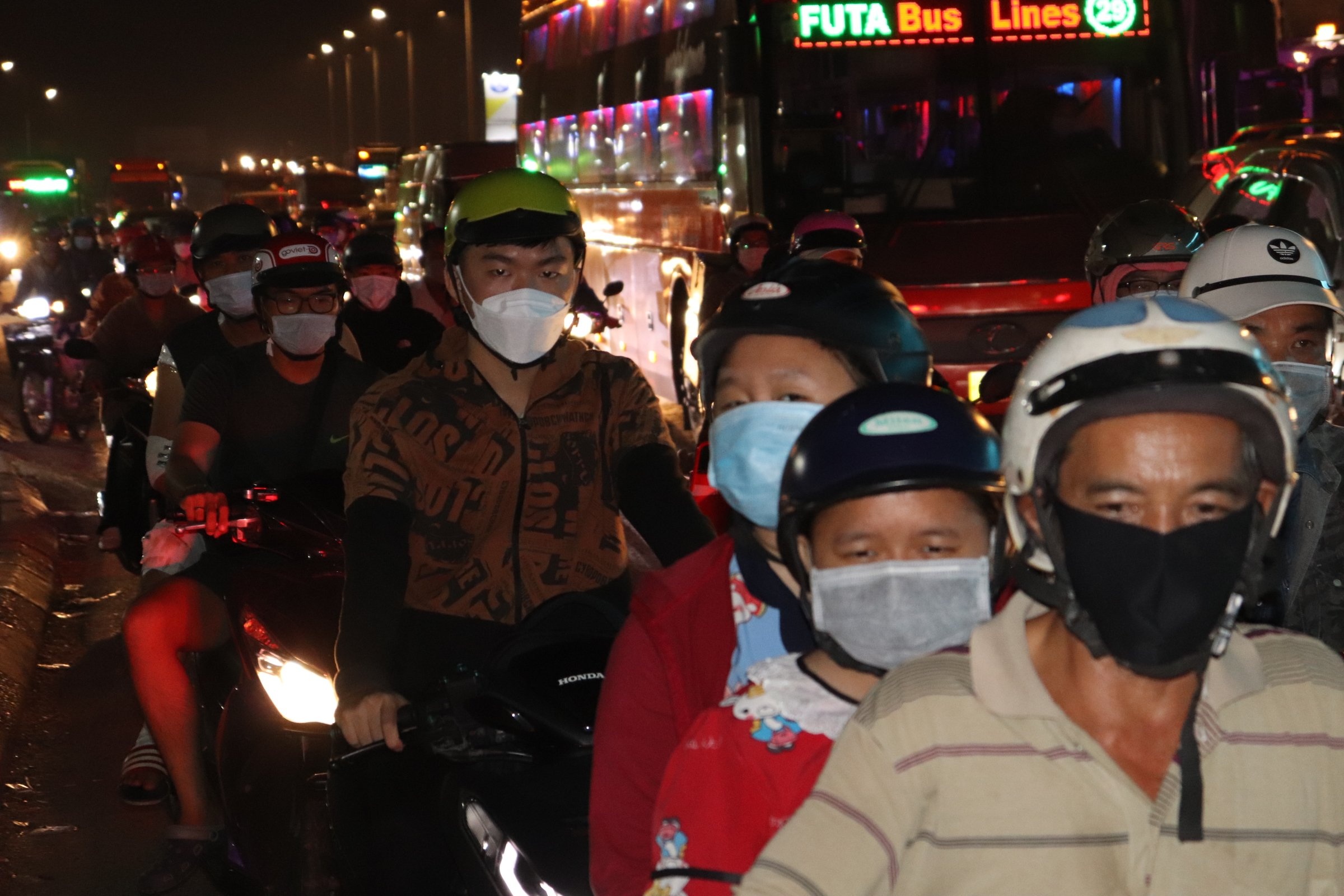 Cua ngo TP.HCM va Ha Noi un un xe co tro ve sau ky nghi le gio To hinh anh