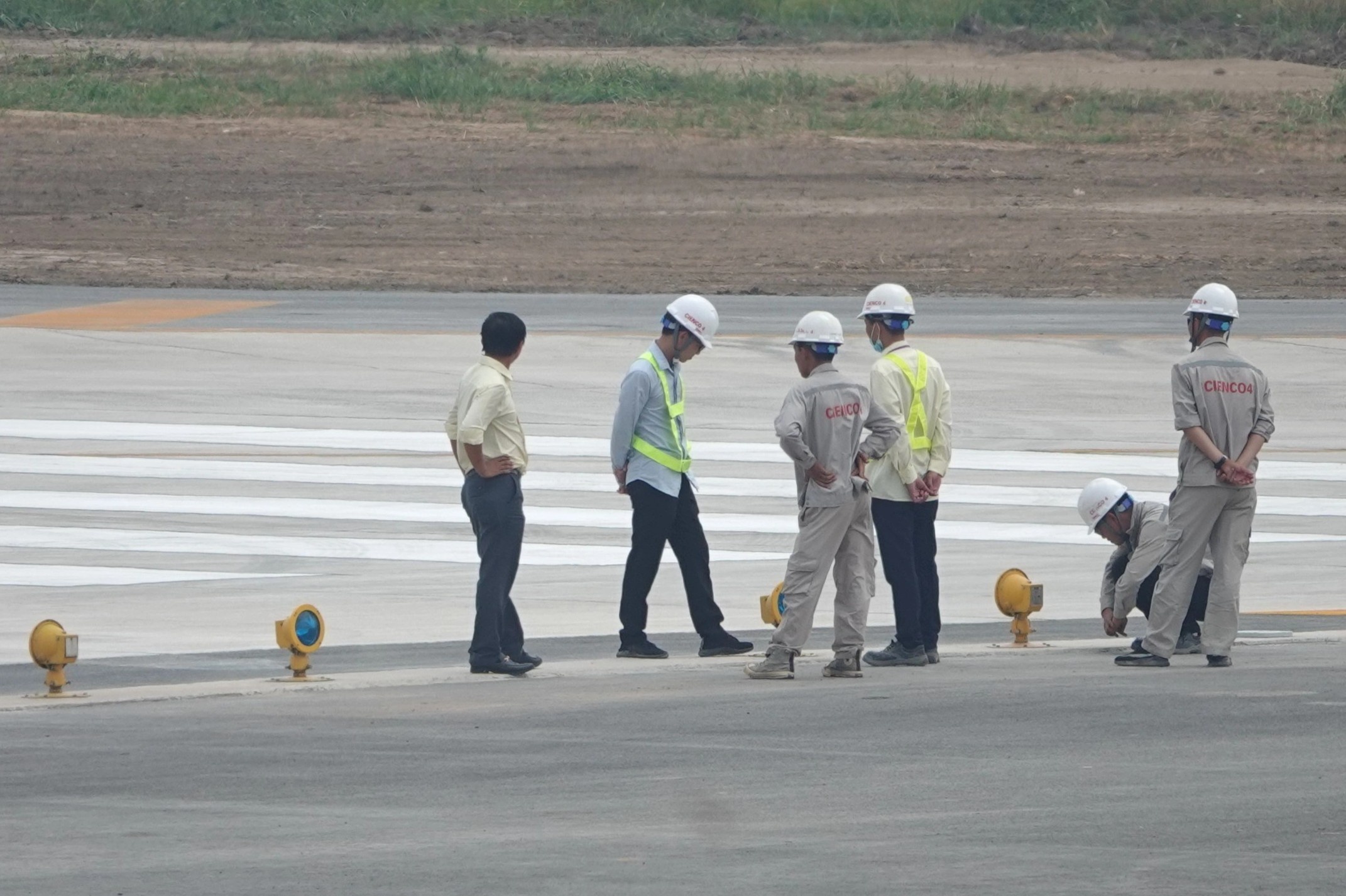 Ap luc hoan thien duong bang Tan Son Nhat truoc ngay 30/4 hinh anh