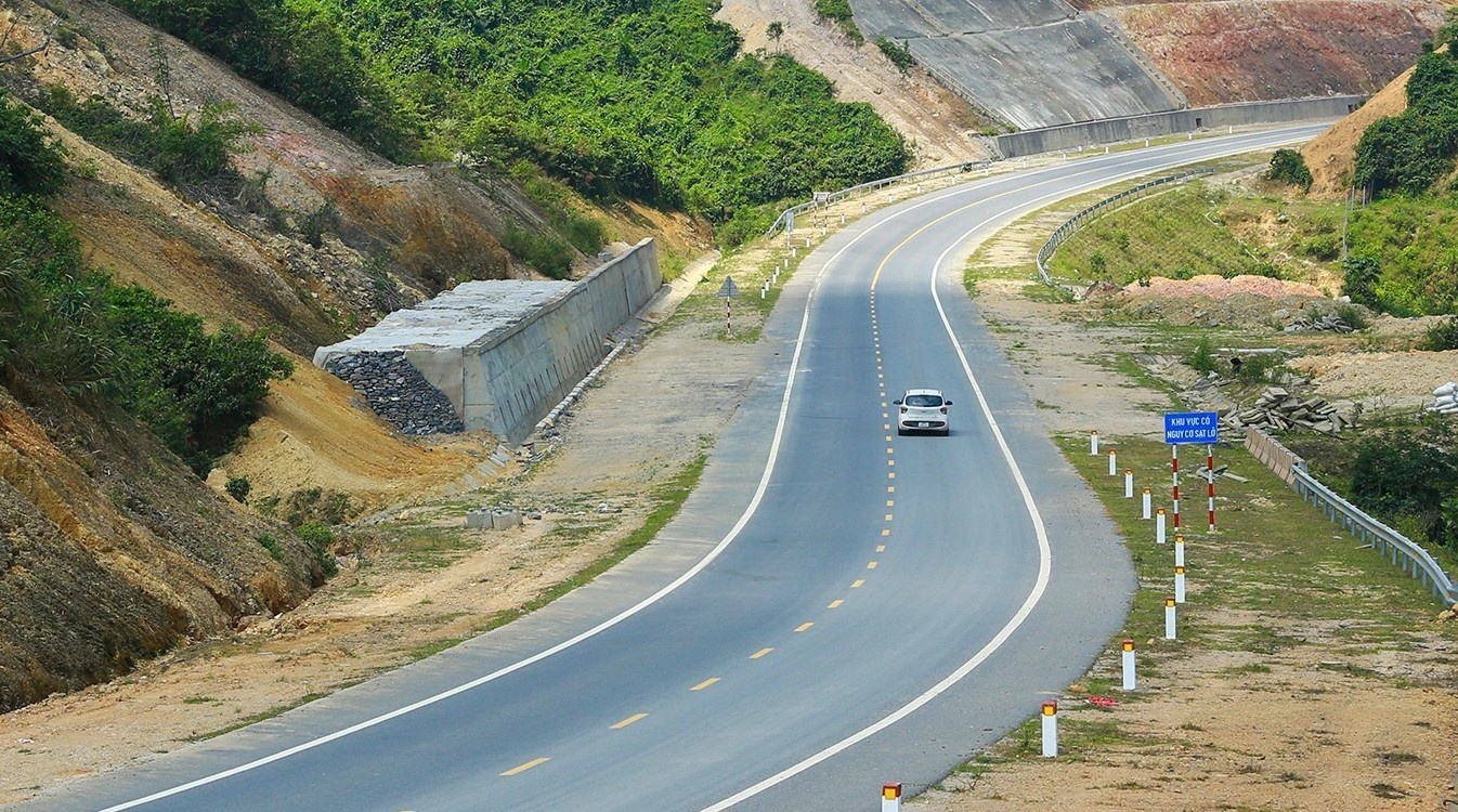 Tuyen duong 11.000 ty dong noi Hue - Da Nang duoc khai thac tu 16/4 hinh anh