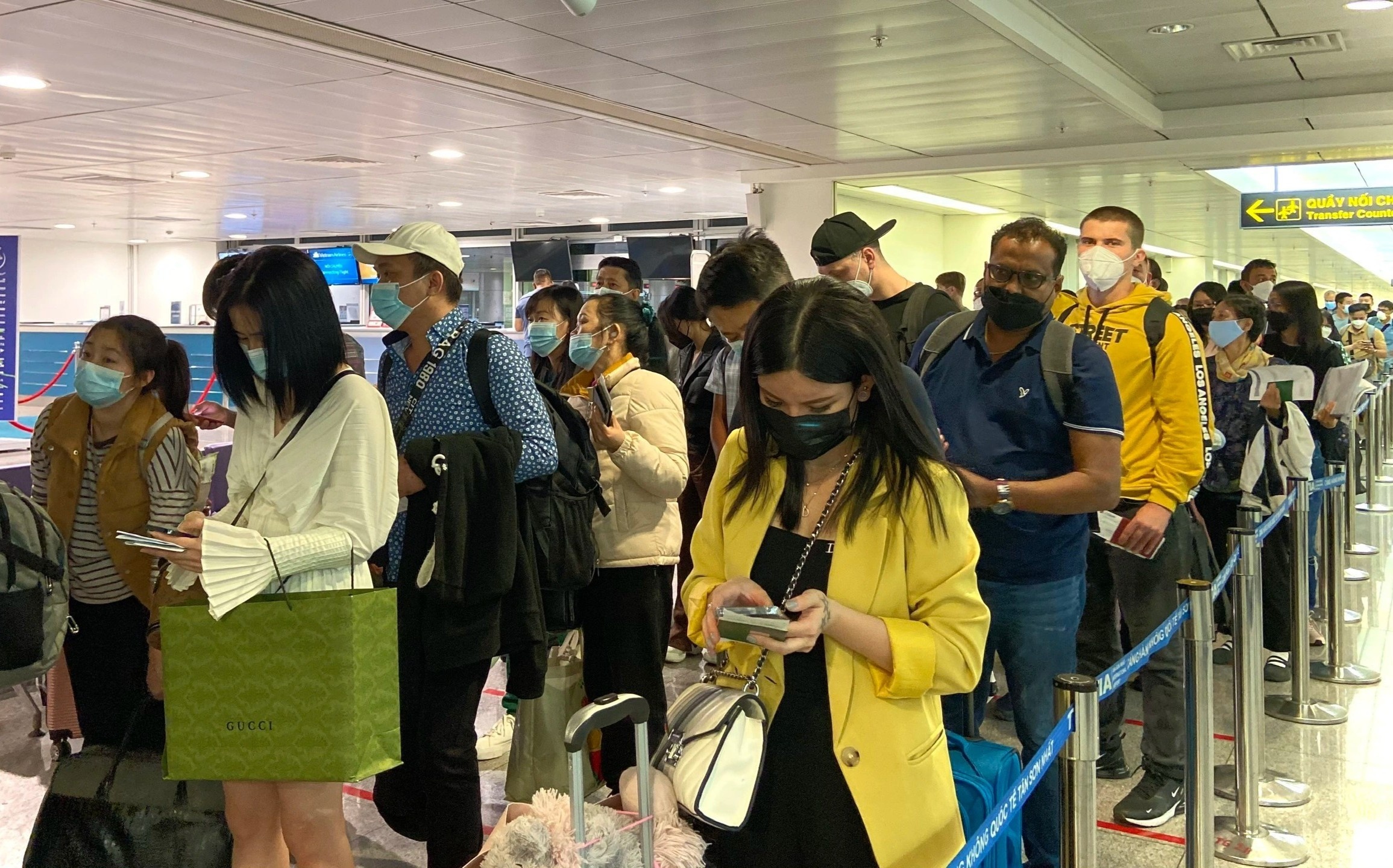 Nguyen nhan nguoi dan phai xep hang dai khi nhap canh hinh anh