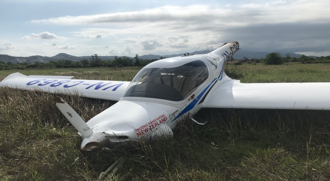 May bay huan luyen 'nhay coc' tren duong bang truoc khi gap nan hinh anh