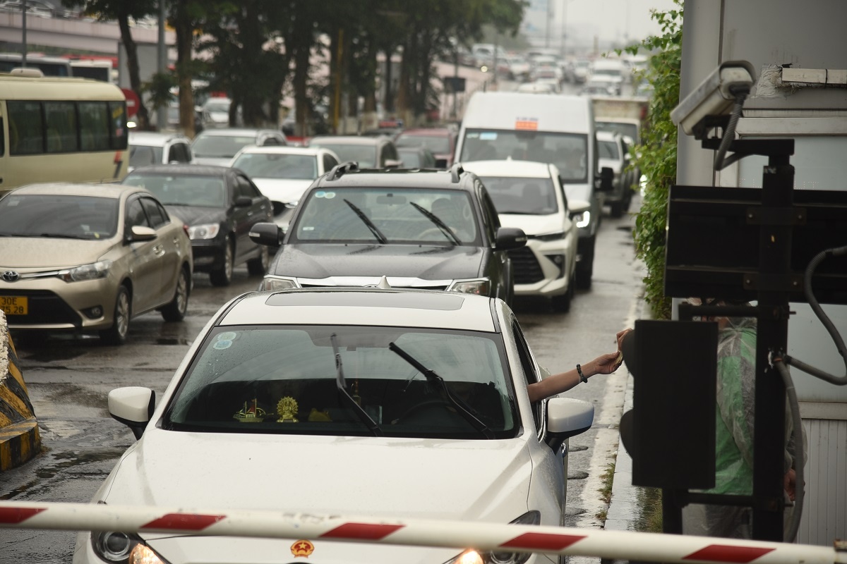 oto un u tai san bay Noi Bai anh 4