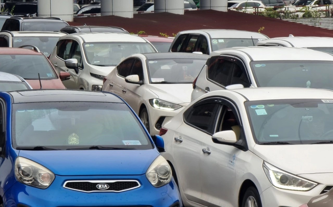 Hang dai oto un u tai tram thu phi san bay Noi Bai sat dip le 30/4 hinh anh