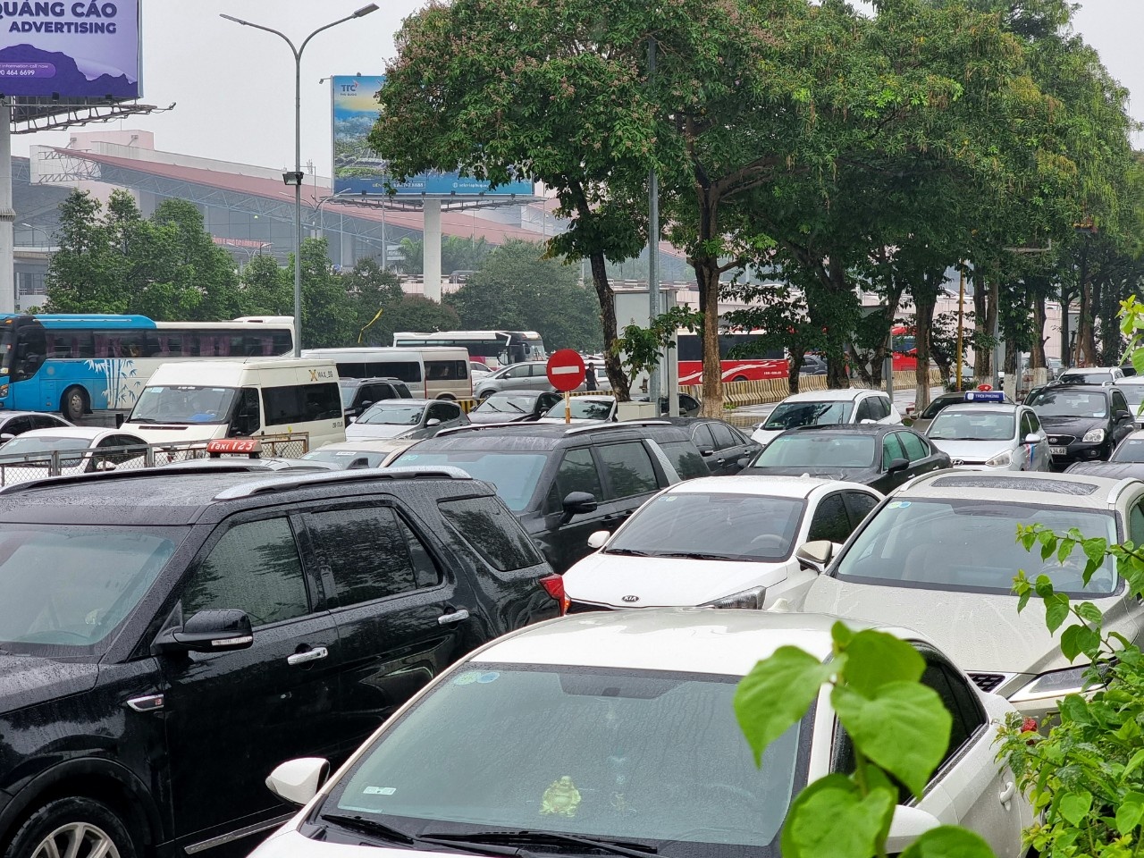 oto un u tai san bay Noi Bai anh 2