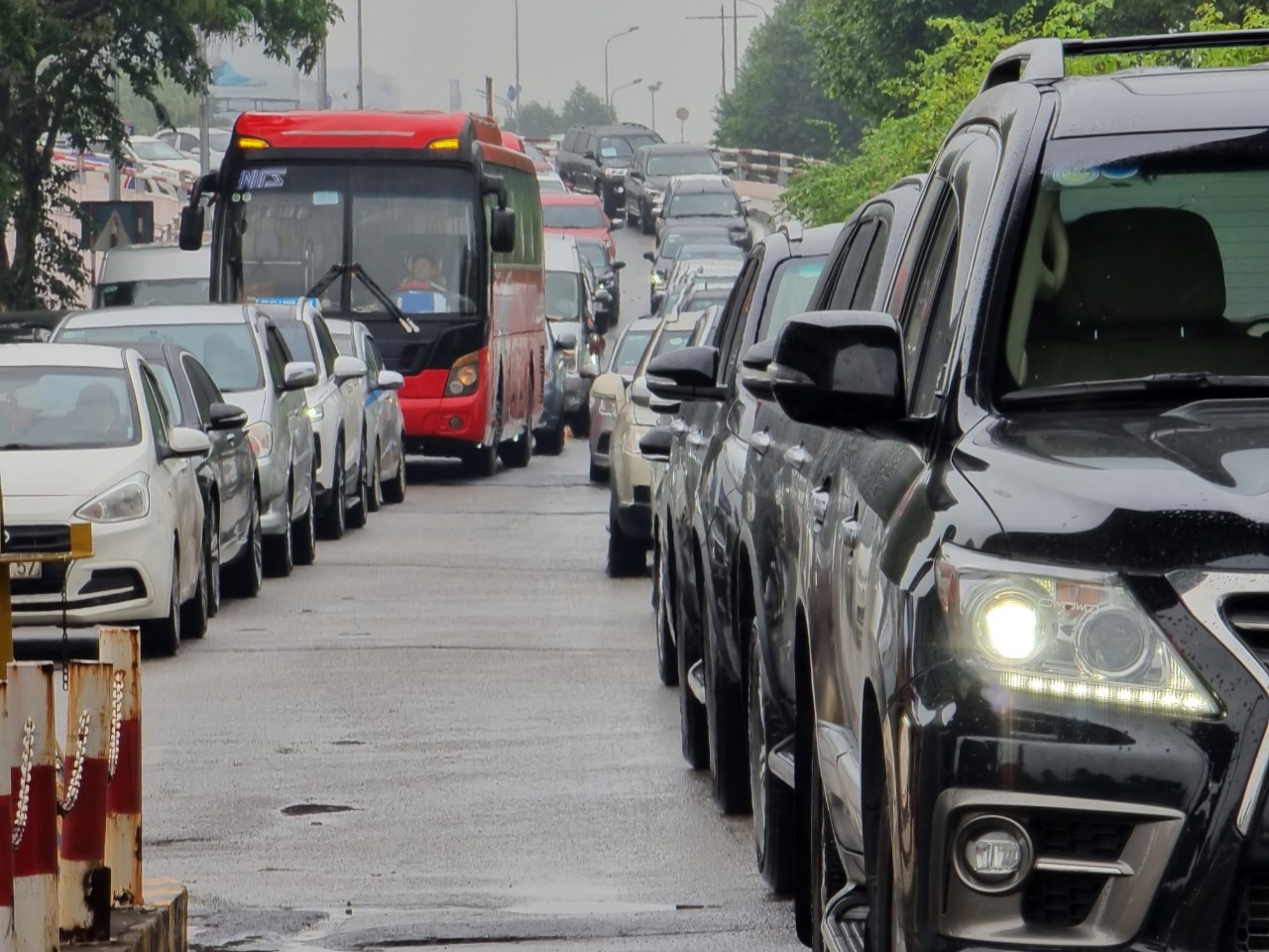 oto un u tai san bay Noi Bai anh 1