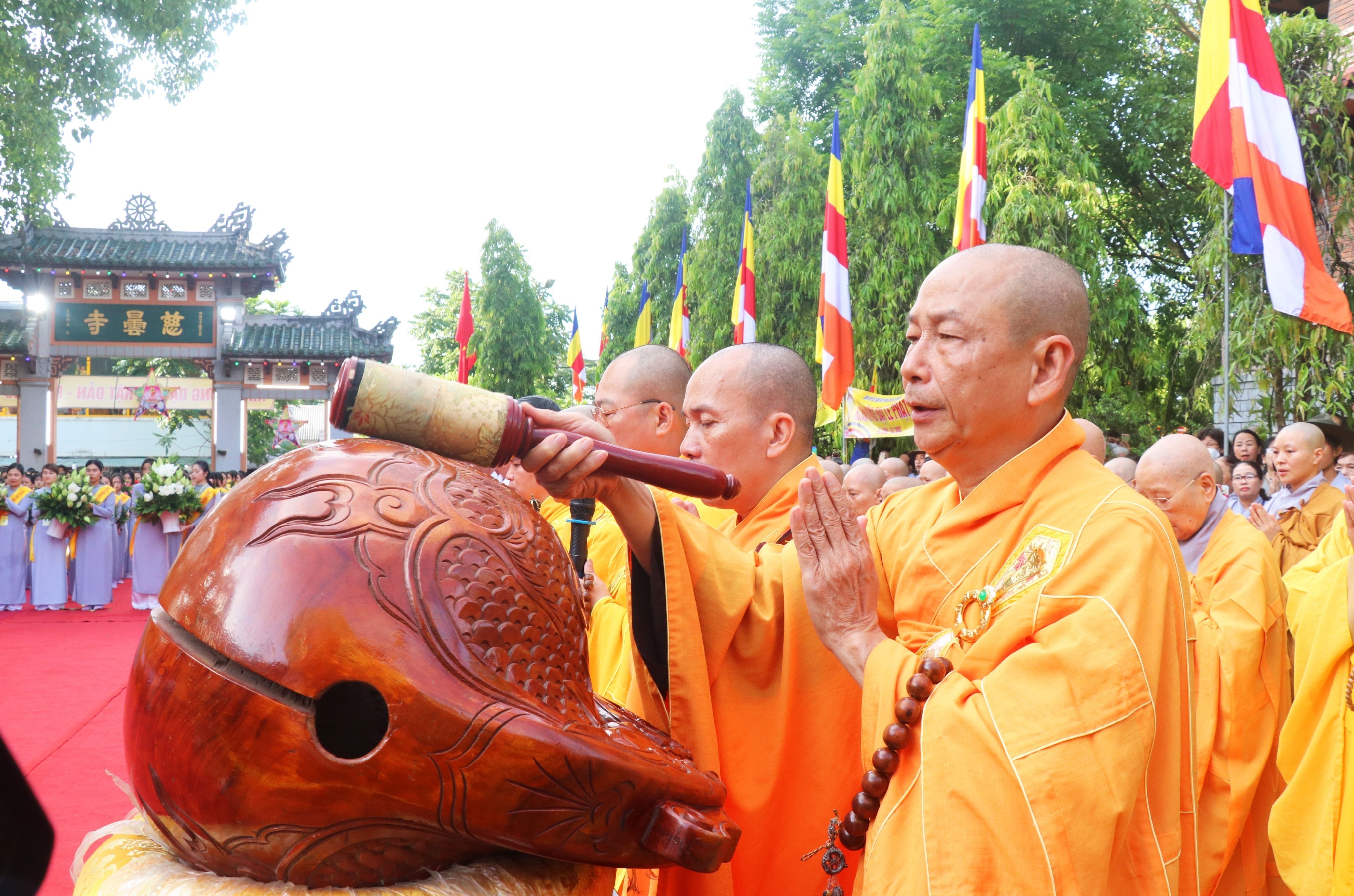 Dai le Phat dan nhan manh trach nhiem moi nguoi voi nhan sinh - xa hoi hinh anh