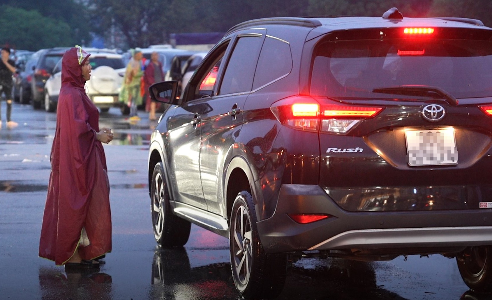 Khan gia den san My Dinh bi 'chem' 400.000 dong/luot gui oto hinh anh