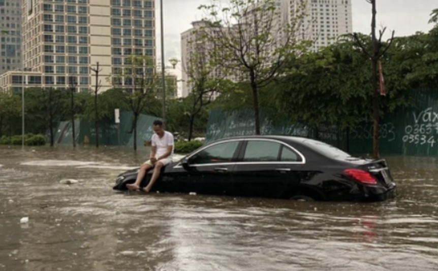 Nguoi dan ong bong noi tieng sau buc anh dung tren xe Mercedes hinh anh