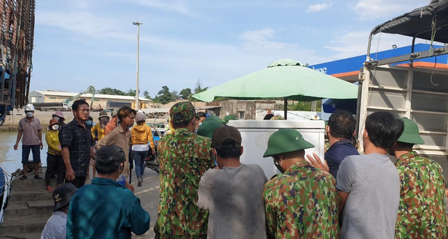 Mot ngu dan truot chan roi xuong bien tu vong hinh anh