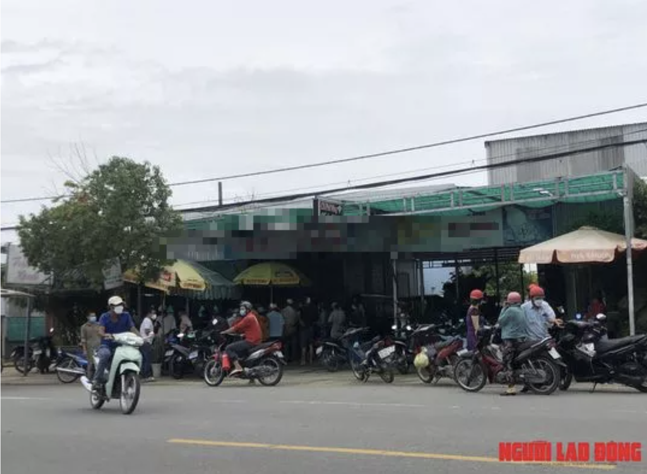 Nam thanh nien vao quan uong ca phe roi tu vong tren vong anh 1