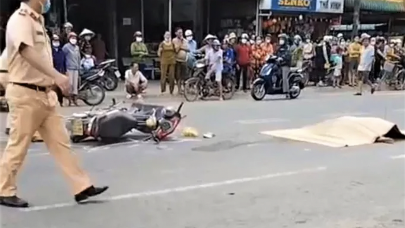 Nguoi than khoc ngat ben thi the phu nu bi tai nan giao thong anh 1