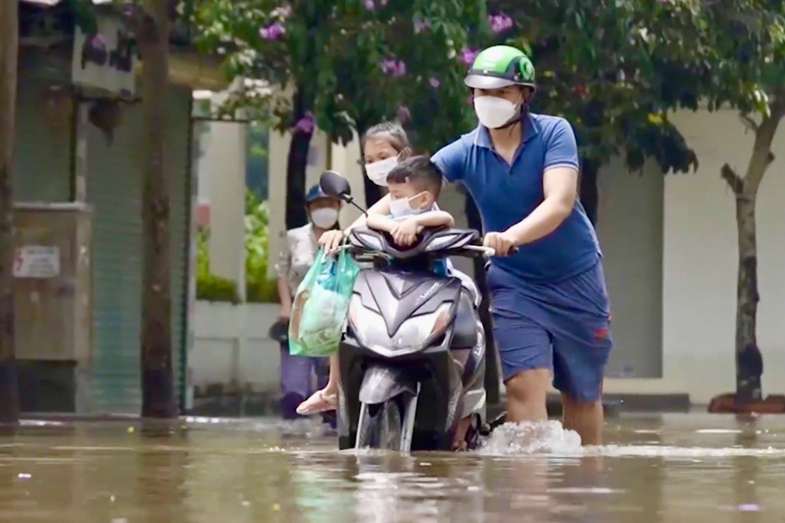 Mua ngot 2 ngay, dan khu do thi moi van bi co lap trong bien nuoc hinh anh