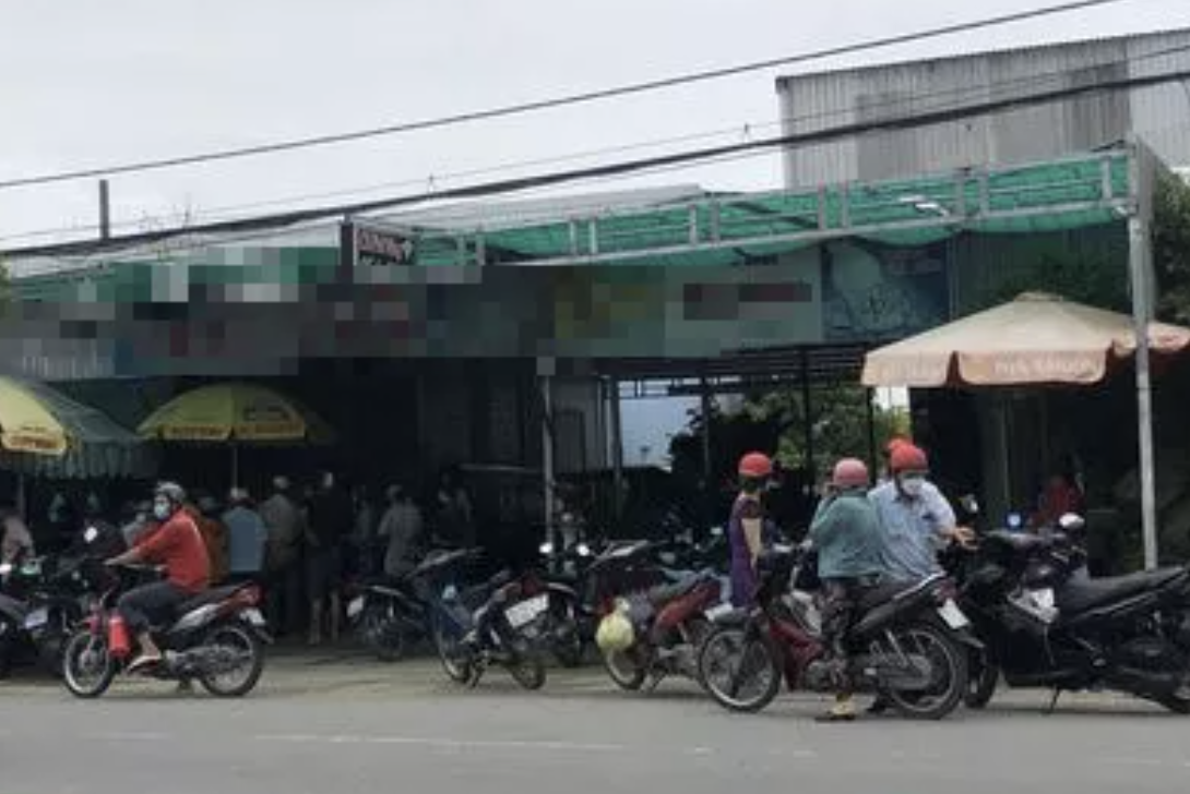 Nam thanh nien vao quan uong ca phe roi tu vong tren vong hinh anh