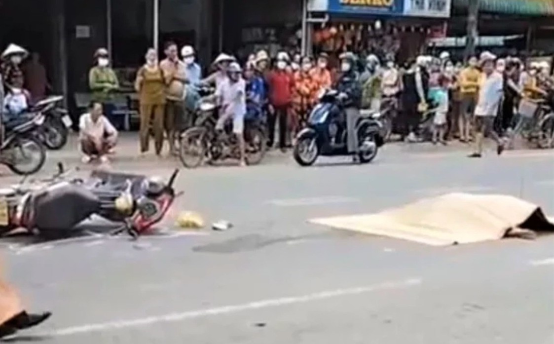 Nguoi than khoc ngat ben thi the phu nu bi tai nan giao thong hinh anh