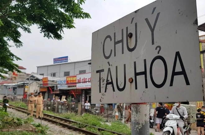 Di bo tren duong sat, be gai 14 tuoi bi tau hoa huc gay co hinh anh