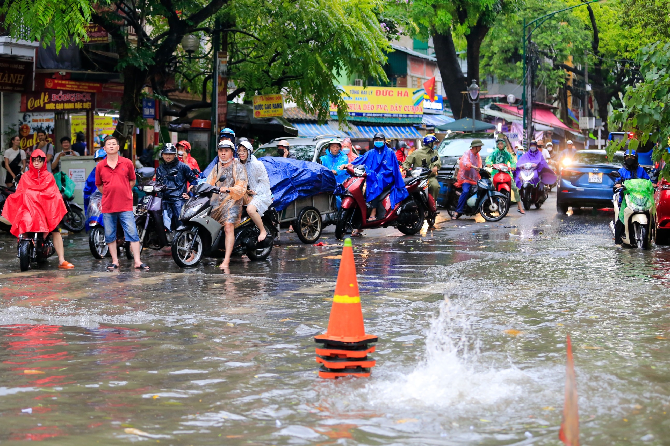 ngap lut o ha noi anh 8