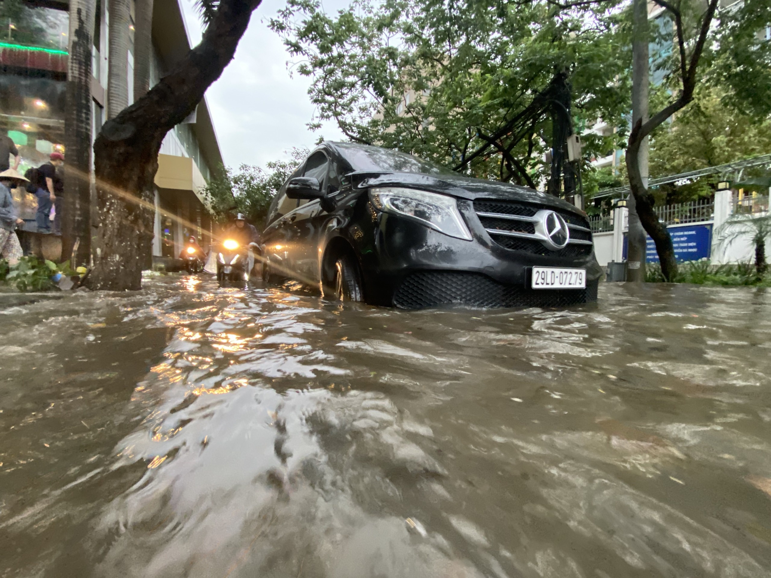 ngap lut o ha noi anh 17