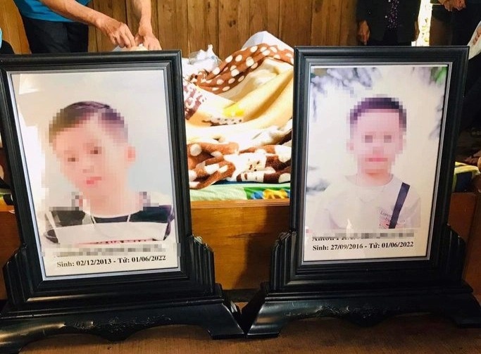 Me dau don phat hien 2 con trai chet duoi sau nha hinh anh