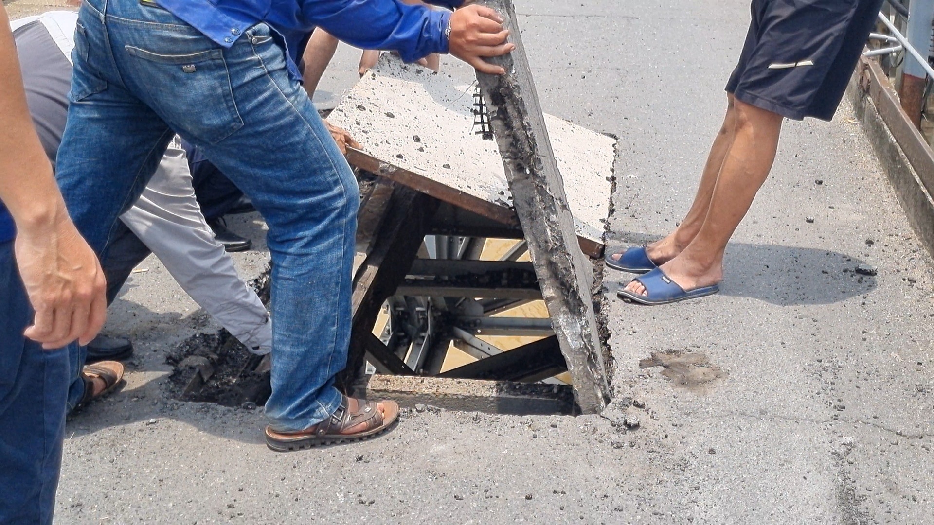 Thuc hu viec xe ba gac lam thung cau Long Bien hinh anh