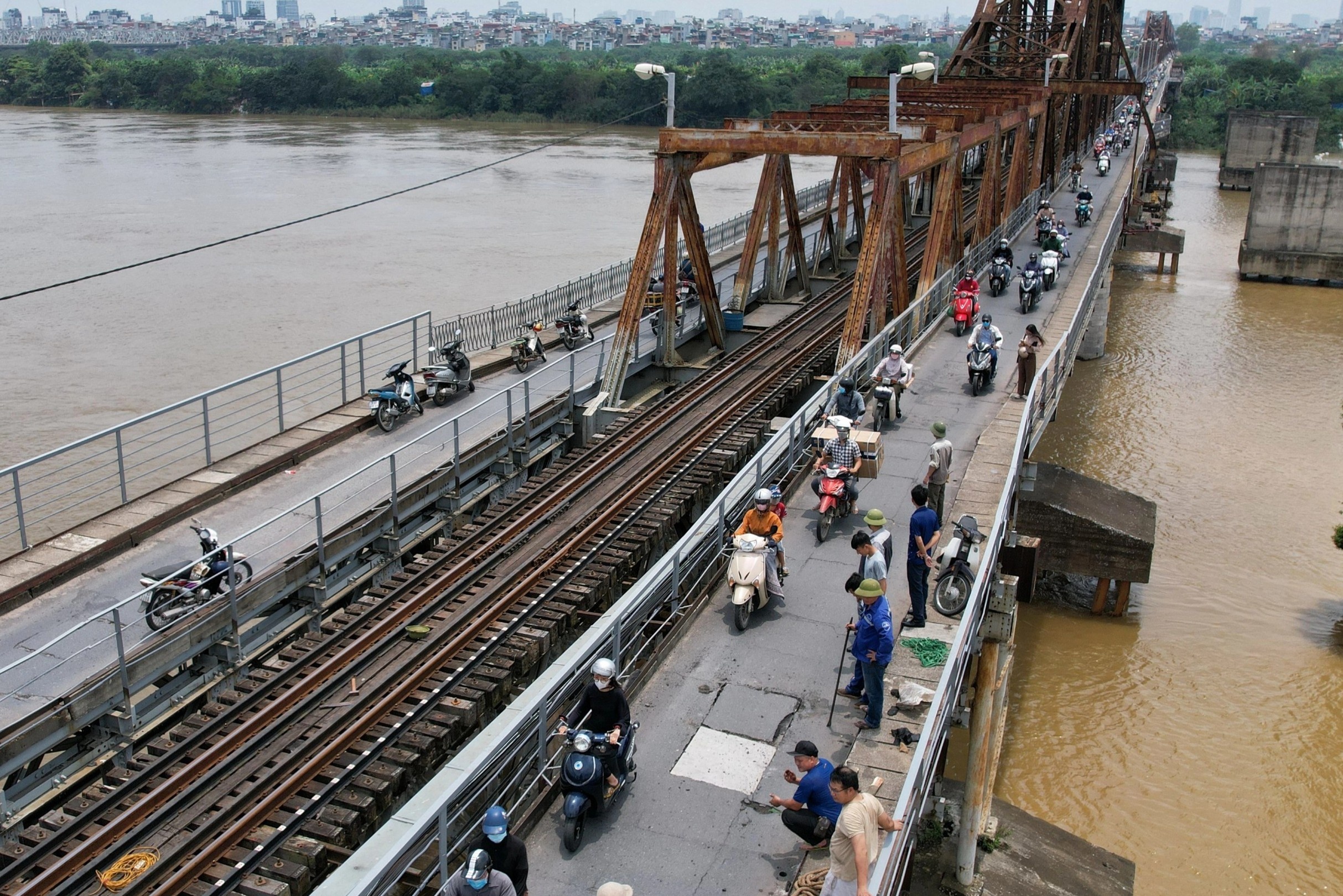 Hien truong vu thung mat cau Long Bien hinh anh