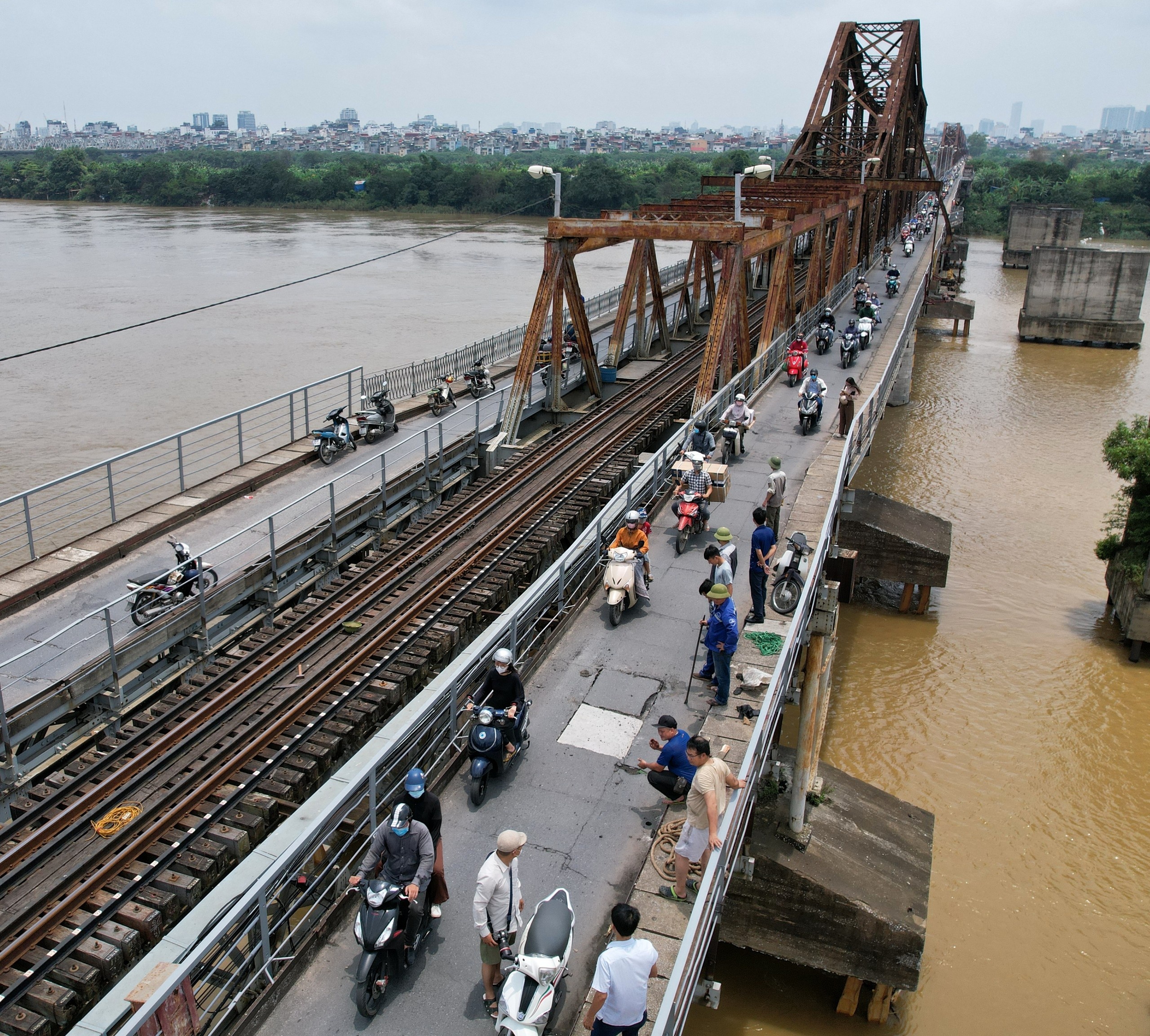cau Long Bien bi thung anh 1
