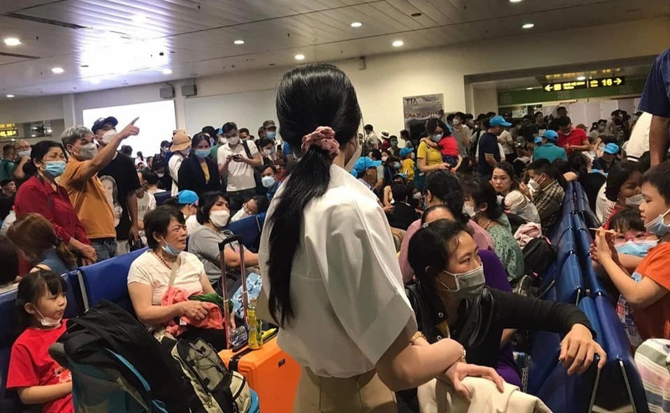 Hanh khach ngoi cho nhieu gio tai Tan Son Nhat vi chuyen bay delay hinh anh