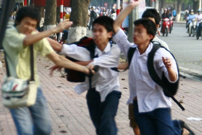 Hoc sinh lop 5 o TP.HCM bi ke xau 'lot' sach tai san tren nguoi hinh anh