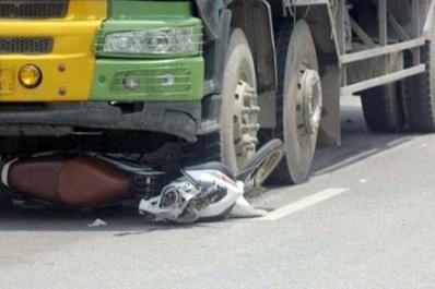 Vo chet duoi gam xe tai, chong bi thuong sau vu tai nan kinh hoang hinh anh