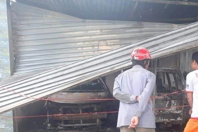 Hoa hoan thieu rui 2 oto, gia dinh 4 nguoi may man thoat nan hinh anh