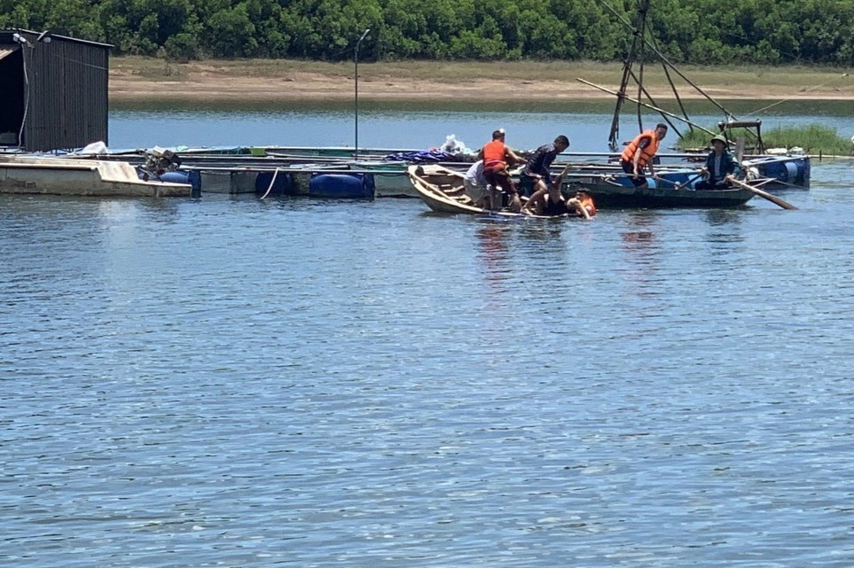 Ra ho tam sau tran bong, 2 em nho duoi nuoc tu vong hinh anh