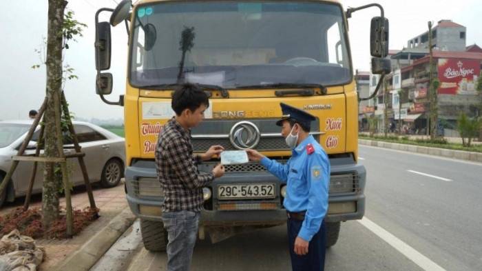 Ha Noi lap doan kiem tra, xu ly vi pham ve tai trong phuong tien hinh anh