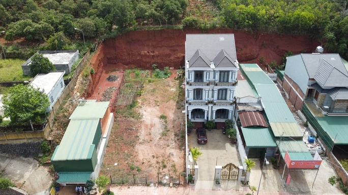 Ky luat Giam doc Van phong dang ky dat dai tinh Dak Nong hinh anh